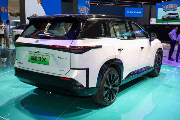 Về trang bị vận hành, hiện tại Toyota mới chỉ công bố bZ3X phiên bản 430 Air+, được trang bị bộ pin lithium-iron phosphate 50,03kWh, cung cấp quãng đường di chuyển khoảng 430km với mỗi lần sạc theo chu kỳ CLTC. Bộ pin này cung cấp năng lượng cho một động cơ điện duy nhất với công suất là 221 mã lực.