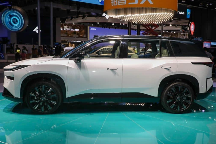 Ở phía sau, bZ3X mang phong cách tối giản với điểm nhấn duy nhất là cụm đèn hậu LED kéo dài. Xe được trang bị mâm kích thước 18 hoặc 19 inch.