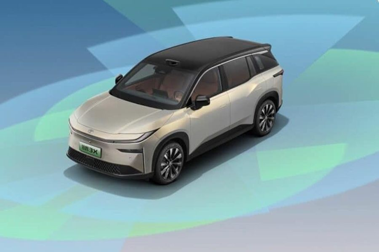 Được áp dụng ngôn ngữ thiết kế mới của Toyota, bZ3X mang phong cách trẻ trung và cá tính. Phần đầu xe nổi bật với cặp đèn pha tách đôi dáng lưỡi liềm. Đi cùng đó là mặt lưới tản nhiệt đóng kín, cặp đèn sương mù và dải đèn LED bắt ngang.