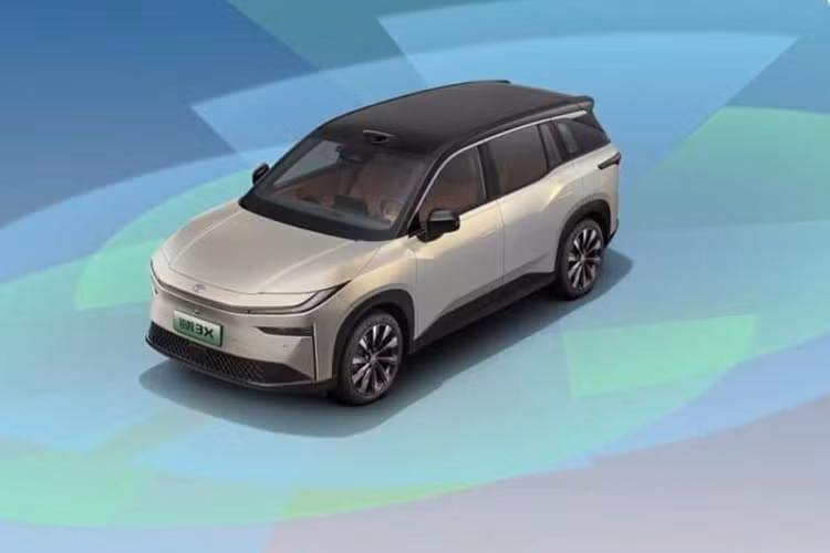 Được áp dụng ngôn ngữ thiết kế mới của Toyota, bZ3X mang phong cách trẻ trung và cá tính. Phần đầu xe nổi bật với cặp đèn pha tách đôi dáng lưỡi liềm. Đi cùng đó là mặt lưới tản nhiệt đóng kín, cặp đèn sương mù và dải đèn LED bắt ngang.