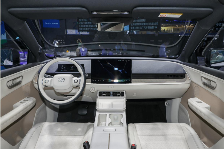 Toyota bZ3X 2025 chạy điện cung cấp cho khách hàng bảy màu sơn ngoại thất gồm: Sky White, Pure Snow White, Distant Mountain Gray, Bright Moon Silver, Vast Black, Sky Pink và Cyber Gold. Phong cách trẻ trung tiếp tục được Toyota thể hiện ở bên trong khoang cabin của bZ3X. 