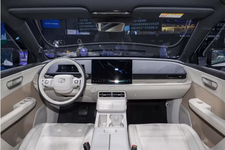 Toyota bZ3X 2025 chạy điện cung cấp cho khách hàng bảy màu sơn ngoại thất gồm: Sky White, Pure Snow White, Distant Mountain Gray, Bright Moon Silver, Vast Black, Sky Pink và Cyber Gold. Phong cách trẻ trung tiếp tục được Toyota thể hiện ở bên trong khoang cabin của bZ3X. 