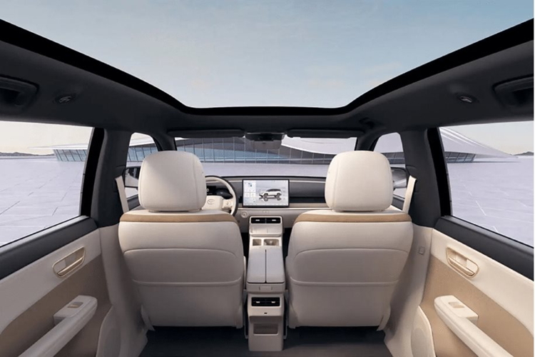 Ở trung tâm taplo là màn hình giải trí đặt nổi 14,6 inch được trang bị chip Qualcom Snapdragon 8155 có khả năng nhận diện giọng nói. Màn hình đồng hồ lái LCD 8,8 inch đặt sau vô lăng 2 chấu. Một số trang bị nổi bật khác có thể kể đến như đế sạc không dây, hệ thống chiếu sáng 32 màu, hệ thống âm thanh 11 loa Yamaha hay cửa sổ trời toàn cảnh Panorama...