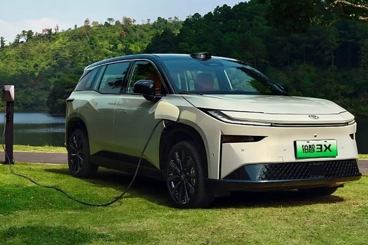 Mẫu CUV điện Toyota bZ3X 2025 sẽ được phân phối với 3 phiên bản là 430 Air+, 520 Pro+ và 620 Max với giá dự kiến từ 100.000 - 200.000 nhân dân tệ (tương đương 350 - 698 triệu đồng). Xe có kích thước ngang ngửa các mẫu xe thuộc phân khúc CUV cỡ C với số đo dài x rộng x cao lần lượt là 4.600 x 1.875 x 1.645 mm, chiều dài cơ sở 2.765 mm.