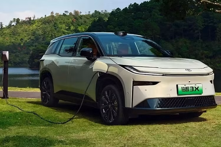 Mẫu CUV điện Toyota bZ3X 2025 sẽ được phân phối với 3 phiên bản là 430 Air+, 520 Pro+ và 620 Max với giá dự kiến từ 100.000 - 200.000 nhân dân tệ (tương đương 350 - 698 triệu đồng). Xe có kích thước ngang ngửa các mẫu xe thuộc phân khúc CUV cỡ C với số đo dài x rộng x cao lần lượt là 4.600 x 1.875 x 1.645 mm, chiều dài cơ sở 2.765 mm.