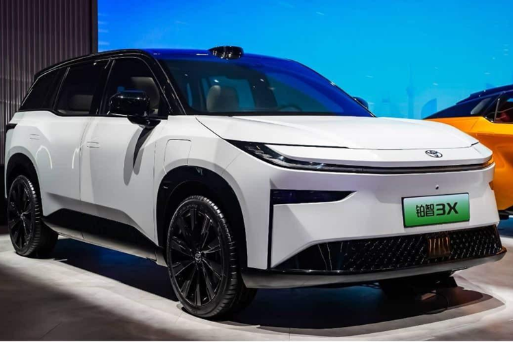 Liên doanh GAC-Toyota vừa thông báo ra mắt mẫu CUV thuần điện mới mang tên Toyota bZ3X 2025 mới. Trước đó, bản concept của mẫu xe này đã được Toyota giới thiệu tại triển lãm ô tô Bắc Kinh (Trung Quốc) diễn ra vào hồi tháng 5 năm nay.