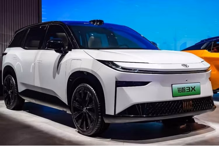 Liên doanh GAC-Toyota vừa thông báo ra mắt mẫu CUV thuần điện mới mang tên Toyota bZ3X 2025 mới. Trước đó, bản concept của mẫu xe này đã được Toyota giới thiệu tại triển lãm ô tô Bắc Kinh (Trung Quốc) diễn ra vào hồi tháng 5 năm nay.