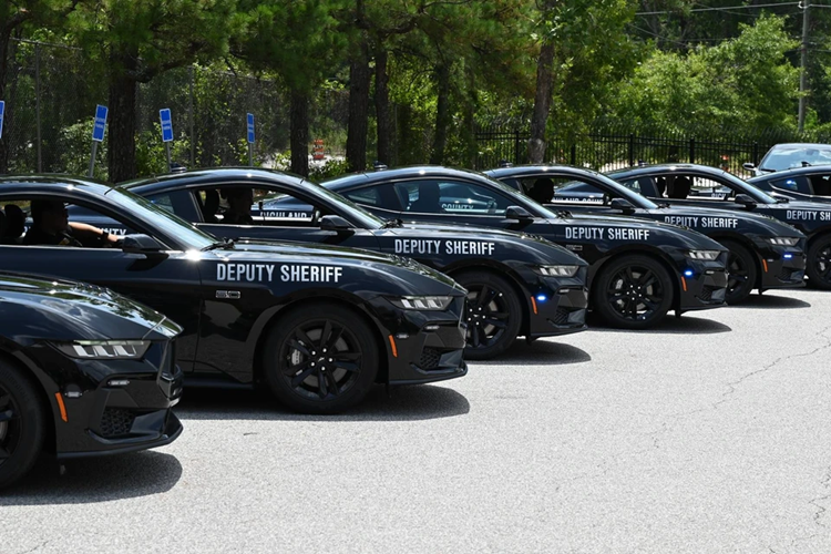 Tổng cộng có 17 chiếc Ford Mustang GT 5.0 thế hệ thứ 7 được cảnh sát trưởng Leon Lott lựa chọn thay vì Ford Explorer/Ford Police Interceptor Utility với thiết kế SUV.