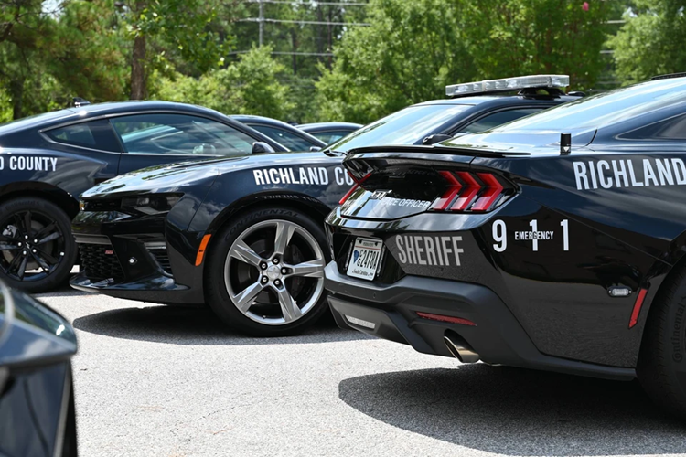 Để thuận tiện trong quá trình thực hiện nghiệp vụ, những chiếc Mustang GT này thường được trang bị hộp số tự động 10 cấp thay vì hộp số sàn 6 cấp của Getrag.