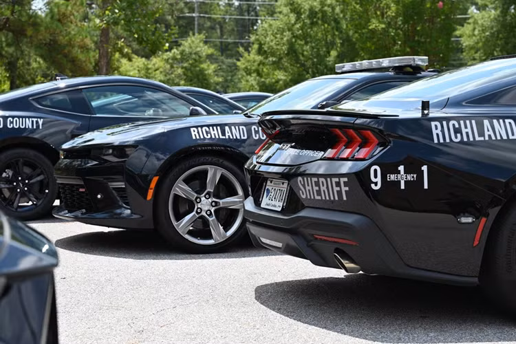 Để thuận tiện trong quá trình thực hiện nghiệp vụ, những chiếc Mustang GT này thường được trang bị hộp số tự động 10 cấp thay vì hộp số sàn 6 cấp của Getrag.