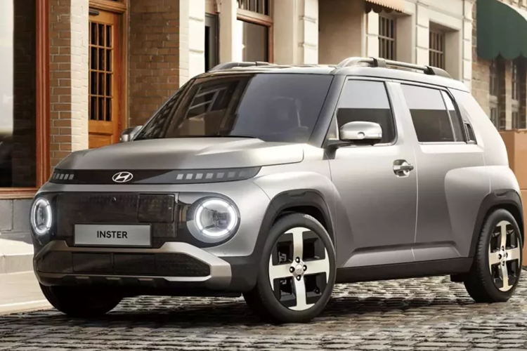 Vào hồi cuối tháng 6/2024 vừa qua, hãng Hyundai đã chính thức vén màn mẫu SUV điện hạng A hoàn toàn mới mang tên Casper EV ở thị trường Hàn Quốc. Tại thị trường nước ngoài, mẫu xe này được gọi bằng cái tên riêng là Hyundai Inster 2025 mới.