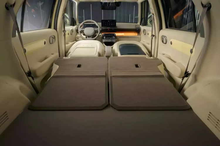 Trong thời gian tới, hãng Hyundai sẽ tiếp tục mở bán các phiên bản khác là Premium và Cross. Như thông tin đã đưa, Hyundai Inster 2025 vốn được phát triển dựa trên cơ sở gầm bệ của dòng xe Grand i10, tương tự mẫu SUV hạng A Casper hiện đang bán ở thị trường Hàn Quốc.