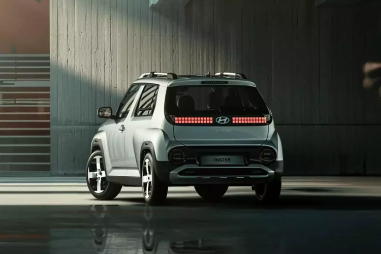 Những trang bị nội thất đáng chú ý của mẫu SUV điện này gồm có bảng đồng hồ kỹ thuật số và màn hình cảm ứng trung tâm cùng có kích thước 10,25 ich, vô lăng tích hợp đèn tương tác dạng điểm ảnh, hệ thống đèn viền trang trí nội thất, cần số điện tử nằm sau vô lăng hay ghế trước dạng ghế liền.