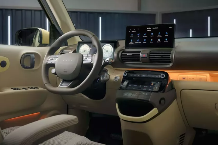 Tuy nhiên, sau khi áp các ưu đãi của Chính phủ Hàn Quốc và tại từng địa phương, giá bán thực tế của mẫu ôtô điện này sẽ rơi vào khoảng 20 triệu Won (tương đương 369 triệu đồng). Phiên bản đầu tiên của Hyundai Inster 2025 chạy điện được mở bán tại Hàn Quốc là Inspiration.