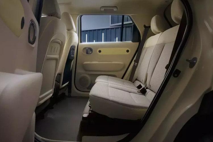 Xe sở hữu kích thước dài x rộng x cao lần lượt là 3.825 x 1.610 x 1.575 mm và chiều dài cơ sở chỉ 2.580 mm. Với kích thước này, Hyundai Inster 2025 sẽ được định vị ở giữa phân khúc SUV hạng A và hạng B. Bên ngoài, Hyundai Inster 2025 sở hữu thiết kế tổng thể giống với Casper.