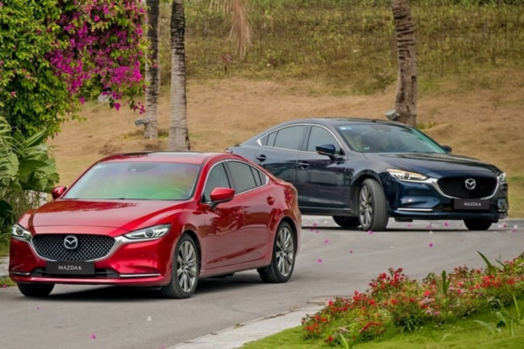Phiên bản Mazda6 2.0 Luxury 2024 mới được bổ sung, thay thế vị trí của bản tiêu chuẩn trước đó là Mazda6 2.0L Premium và có giá bán 769 triệu đồng. Phiên bản này được bổ sung một số trang bị mới như la-zăng hợp kim 19 inch, chìa khóa smarkey thiết kế mới, đèn pha tự động xa/gần, đèn chào mừng và gói an toàn cao cấp i-Activsense.