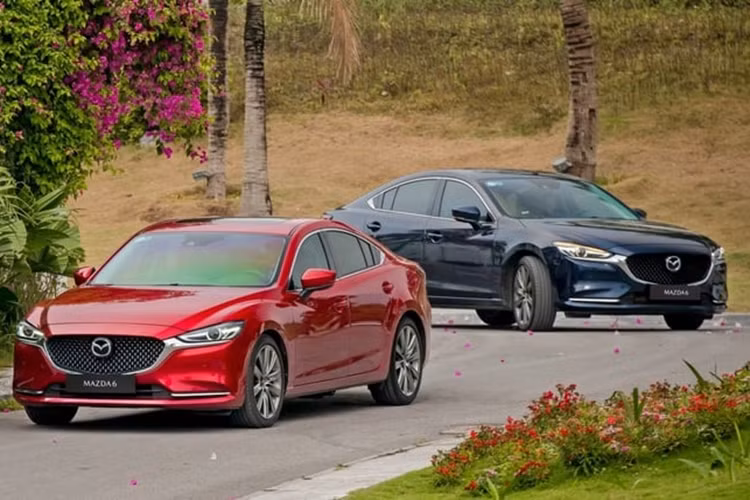 Phiên bản Mazda6 2.0 Luxury 2024 mới được bổ sung, thay thế vị trí của bản tiêu chuẩn trước đó là Mazda6 2.0L Premium và có giá bán 769 triệu đồng. Phiên bản này được bổ sung một số trang bị mới như la-zăng hợp kim 19 inch, chìa khóa smarkey thiết kế mới, đèn pha tự động xa/gần, đèn chào mừng và gói an toàn cao cấp i-Activsense.