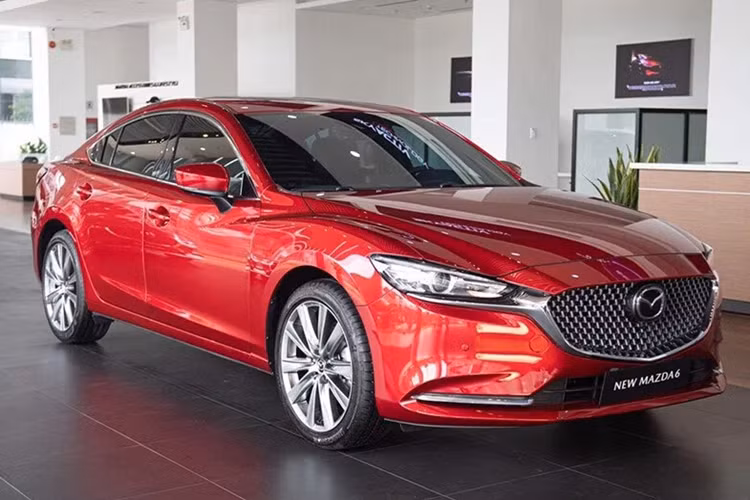 Vì vậy giá xe Mazda6 2024 nâng cấp là 809 triệu đồng, tăng thêm 40 triệu đồng so với trước. Trong khi đó, giá bán 2 phiên bản Mazda6 2.0L Premium GTCCC và 2.5L Signature Premium GTCCC giảm còn 790 và 874 triệu đồng, thấp hơn trước kia lần lượt 26 và 25 triệu đồng.