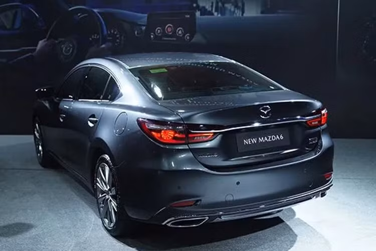 Tuy nhiên, phiên bản này vẫn duy trì giá bán 899 triệu đồng, vốn là giá bán của phiên bản 2.5L Signature Premium GTCCC. Với tầm giá duy trì từ 769-899 triệu đồng, Mazda6 2024 vẫn duy trì vị trí mẫu sedan hạng D có giá bán thấp nhất tại Việt Nam hiện nay.