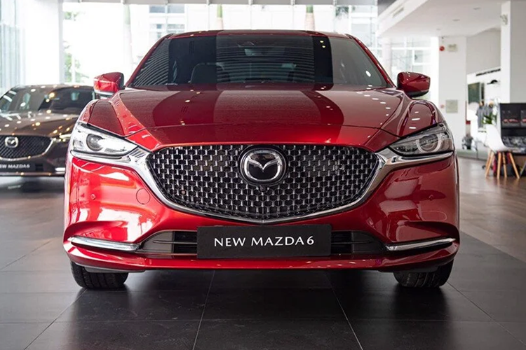 Ngoài ra, phiên bản này còn được nâng cấp chìa khóa smartkey thiết kế mới, kiểm soát hành trình thích ứng MRCC bao gồm tính năng Stop &amp; Go, đèn pha thích hợp mở rộng góc chiếu khi đánh lái và tự động chiếu xa/gần.