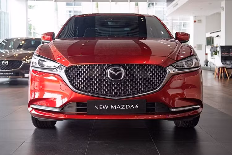 Ngoài ra, phiên bản này còn được nâng cấp chìa khóa smartkey thiết kế mới, kiểm soát hành trình thích ứng MRCC bao gồm tính năng Stop &amp; Go, đèn pha thích hợp mở rộng góc chiếu khi đánh lái và tự động chiếu xa/gần.