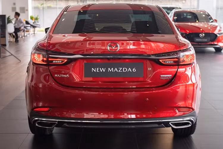 Phân khúc sedan hạng D tại Việt Nam đang mất dần sức hút với khách hàng. Đặc biệt khi xu hướng chuộng xe gầm cao đang ngày một rõ rệt. Trong 6 tháng đầu năm 2024, Mazda6 đạt doanh số 237 xe, tiếp tục duy trì vị trí Top 2 phân khúc dù không có nhiều nâng cấp.