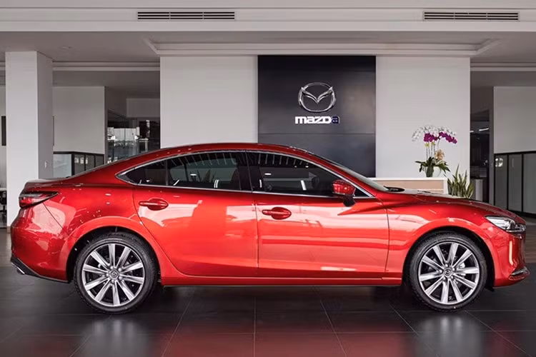 Phiên bản Mazda6 2.5 Signature (2024) được nâng cấp động cơ Euro 5 tương tự phiên bản 2.0L Premium.