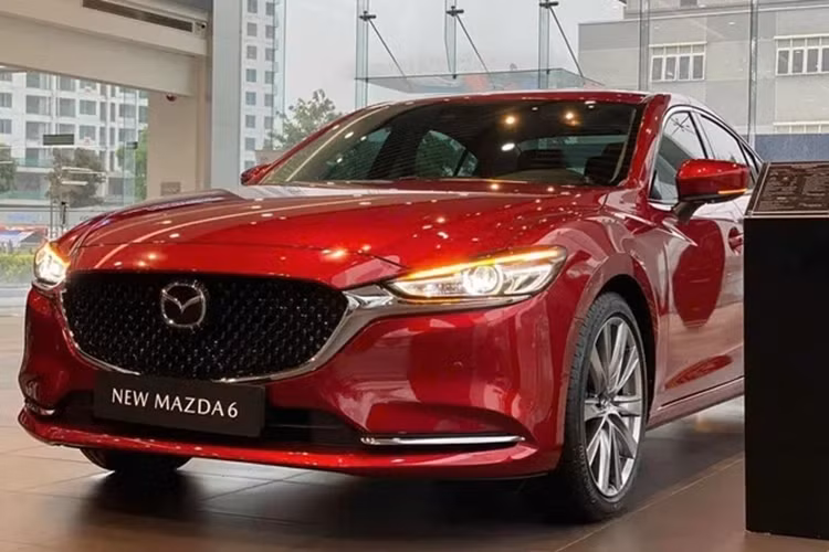 Thực chất Mazda6 2024 tại Việt Nam vẫn là phiên bản đang bán ra thị trường và không có thay đổi đáng kể. Mazda Việt Nam chỉ nâng cấp động cơ đạt chuẩn khí thải Euro 5 đồng thời nâng cấp trang bị một số phiên bản nên dẫn đến giá bán có đôi chút khác biệt.