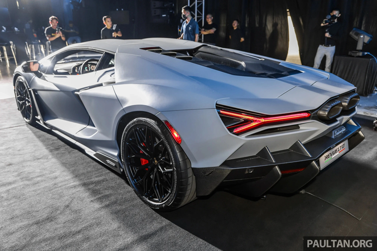 So với đàn anh Lamborghini Aventador Ultimae, siêu xe mới này tăng tốc nhanh hơn nhưng vận tốc tối đa thấp hơn 5 km/h, thậm chí so với đối thủ Ferrari SF90 Stradale, Lamborghini Revuelto dù dùng máy mạnh hơn, công suất cao hơn nhưng 0-100 km/h tương đương nhau.