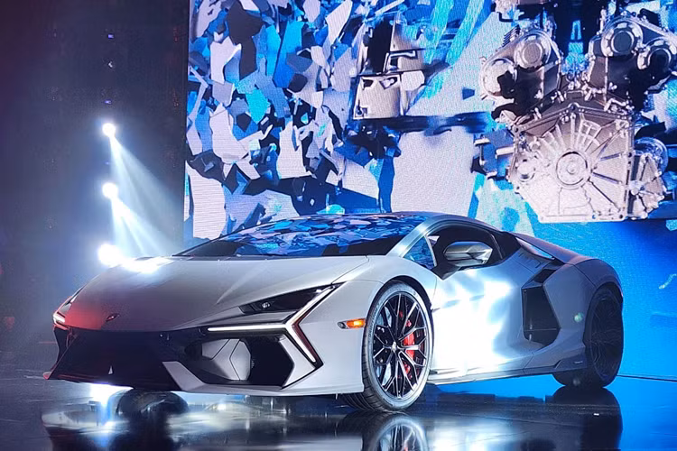 Những thông số ấn tượng trên đã giúp cho siêu xe Lamborghini Revuelto LB744 có thể tăng tốc từ vị trí xuất phát lên 100 km/h trong thời gian 2,5 giây, từ 0-200 km/h trong thời gian dưới 7 giây và đạt vận tốc tối đa 350 km/h.