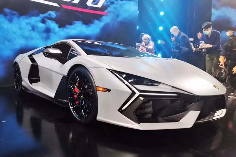 Mới đây, trên mạng xã hội cũng đã lan truyền hình ảnh về chiếc siêu xe Lamborghini Revuelto đầu tiên xuất hiện tại Việt Nam, xe đã có mặt tại Hà Nội, sẵn sàng cho màn ra mắt của siêu bò này với giới truyền thông, cũng như các đại gia trong nước vào ngày 19/3.