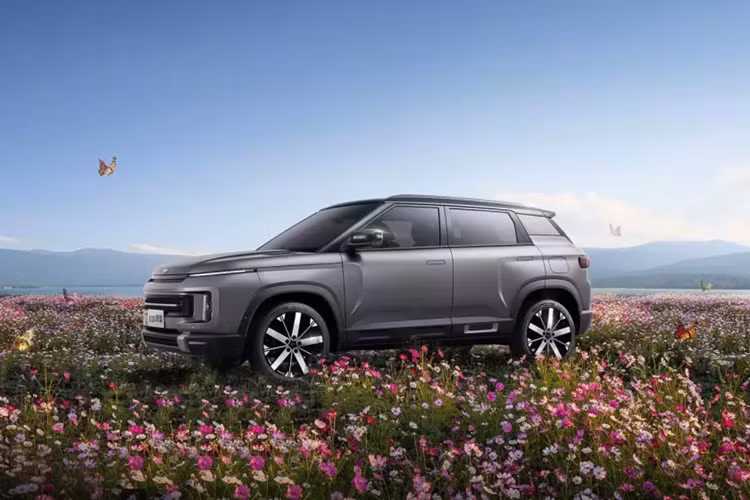 Là bản facelift, mẫu xe SUV Geely Icon Butterfly 2024 chủ yếu trải qua các điều chỉnh về màu sắc thân xe và cấu hình. Ngoại hình của Geely Icon Butterfly tiếp nối thiết kế của mẫu xe trước đó và bổ sung thêm hai màu ngoại thất mới là xám FA và hồng Cai Pink bên cạnh các màu hiện có là xám Diamond, trắng Fu và xanh Sapphire.