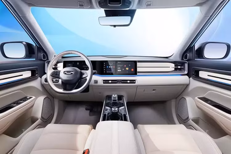 Về hệ thống treo, xe mới sử dụng hệ thống treo MacPherson phía trước và hệ thống treo đa liên kết phía sau. Ngoại hình của xe Geely Icon Butterfly 2024 gây ấn tượng mạnh với dải đèn LED chiếu sáng ban ngày đặt ngang, thiết kế vát mỏng, nối liền với thanh nẹp màu đen.