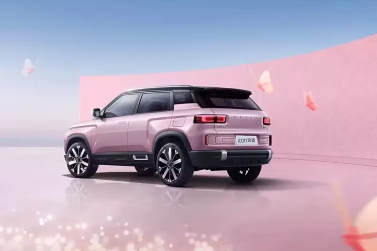 Hệ truyền động kết hợp với ly hợp kép ướt 7 cấp, nhờ đó, xe SUV cỡ nhỏ Geely Icon Butterfly 2024 có thể dễ dàng tăng tốc từ vị trí xuất phát lên 100 km/h trong thời gian là 7,9 giây. Mức tiêu thụ nhiên liệu toàn diện được công bố chính thức trong điều kiện WLTC là 6,3 lít/100km.