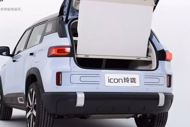 Bên hông xe có tấm ốp sườn màu đen, cùng các gờ nổi, đằng sau là cặp đèn hậu LED, cản sau bằng nhựa màu đen, cùng 2 chi tiết màu bạc nhô ra. Khoang lái của xe SUV cỡ nhỏ Geely Icon Butterfly 2024 vẫn giữ nguyên phong cách của mẫu xe trước đó, cung cấp vô lăng hình chữ D, bảng đồng hồ 10,25 inch và màn hình điều khiển trung tâm 12,3 inch