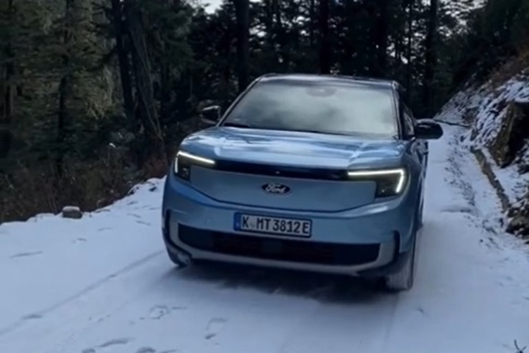 Thực tế, chiếc Ford Explorer EV bị chụp lại tại Malaysia đang thực hiện hành trình vòng quanh thế giới có tên "Charge Around the Globe". Dòng chữ trên thân xe đã chứng minh điều này.