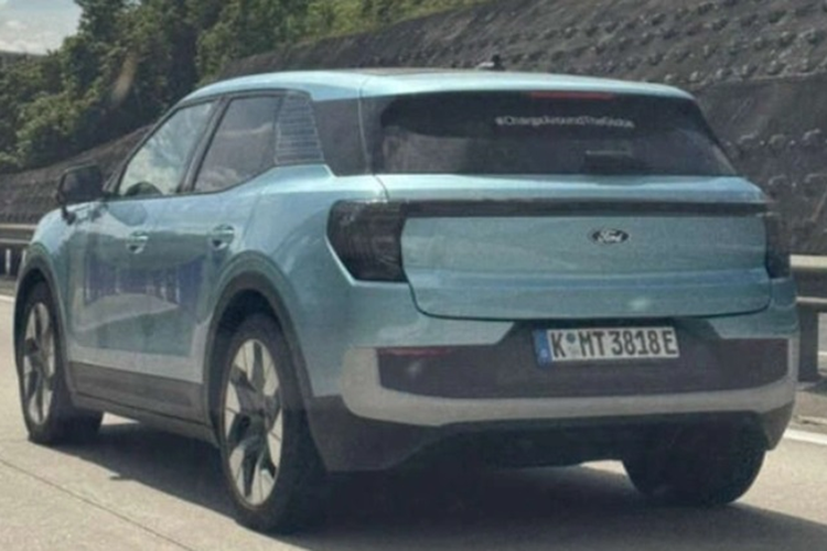 Xe được hộ tống bởi một số xe tiền thành phẩm khác cùng đoàn, để có thể dễ dàng thay đổi linh kiện nếu không may gặp sự cố. Hiện Ford chưa công bố chính thức về thông số kỹ thuật của Explorer EV.