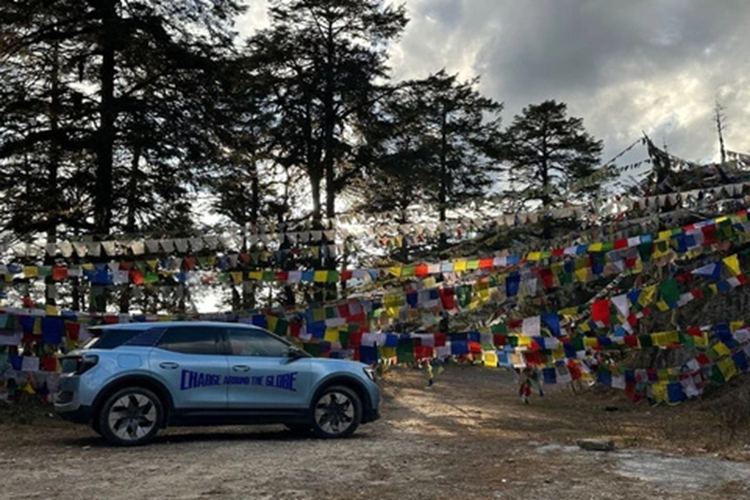 Tuy nhiên, theo nhiều đồn đoán, Ford Explorer EV sẽ có 3 tuỳ chọn: động cơ mô-tơ đơn có công suất 168 mã lực và phạm vi hoạt động 351 km; động cơ mô-tơ đơn có công suất 228 mã lực và phạm vi hoạt động 539 km; động cơ mô-tơ đôi có công suất 335 mã lực và phạm vi hoạt động 491 km.