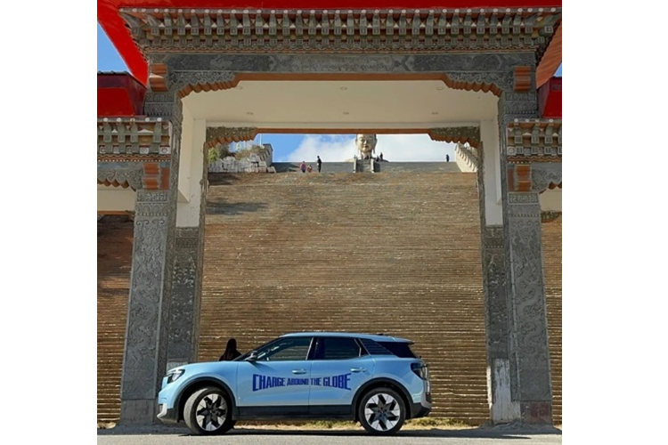 Người cầm lái mẫu Ford Explorer EV là Alexis Alford - kỷ lục gia Guinness nắm giữ kỷ lục đi qua mọi quốc gia trên thế giới khi mới chỉ 21 tuổi.