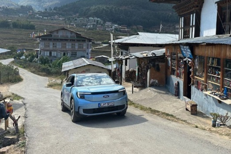 Alexis Alford đã lái Ford Explorer EV bắt đầu hành trình vòng quanh thế giới từ Nice, Pháp vào tháng 9/2023. Nữ kỷ lục gia này kỳ vọng có thể cùng chiếc Explorer EV đi qua 6 châu lục và hơn 30 quốc gia. Nếu thực hiện được mục tiêu này, cô sẽ là người đầu tiên đi vòng quanh thế giới bằng xe điện.