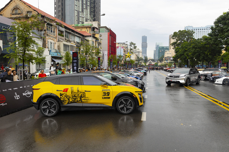 YouTuber chuyên về siêu xe James Walker, cựu danh thủ bóng đá Patrice Evra, YouTuber người Úc Lazarbeam, Lachlan Power và YouTuber người Anh Sidemen Vikkstar lái chiếc Land Rover Defender; YouTuber người Mỹ DailyDrivenExotics (DDE) sẽ xuất hiện cùng Lamborghini SVJ… 