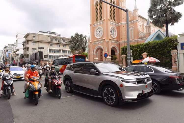 Ngày 15/9, hành trình Gumball 3000 – Saigon to Singapore chính thức bắt đầu, từ Đại lộ Lê Lợi đến khám phá địa đạo Củ Chi nổi tiếng, sau đó di chuyển sang Phnom Penh (Campuchia) và tiếp tục các cung đường tiếp theo đến Angkor Wat (Campuchia) – Bangkok, Krabi (Thái Lan) – Kuala Lumpur (Malaysia) và kết thúc hành trình tại Singapore vào ngày 21/9/2024. 