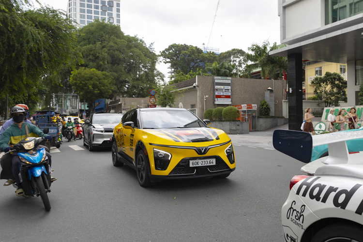 Hình ảnh xe VinFast tham gia Gumball 3000, được các tổ chức lớn ưu tiên lựa chọn không chỉ là cơ hội để VinFast khẳng định vị thế thương hiệu ô tô toàn cầu mà còn là dịp để thương hiệu Việt kết nối với cộng đồng đam mê tốc độ và công nghệ trên khắp thế giới. 