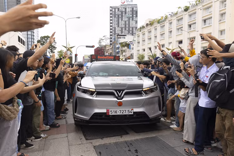 Sự kiện Gumball 3000 trưng bày 100 siêu xe, hypercar, xe thể thao, xe độ, xe JDM tại TP.HCM trước khi xuất phát đi 3.000 km qua 5 nước Đông Nam Á. Theo Ban tổ chức Hành trình siêu xe Gumball 3000 – Saigon to Singapore đánh dấu kỷ niệm 25 năm tổ chức (1999 – 2024), đây là lần đầu tiên toàn bộ lộ trình Gumball 3000 được tổ chức tại châu Á.