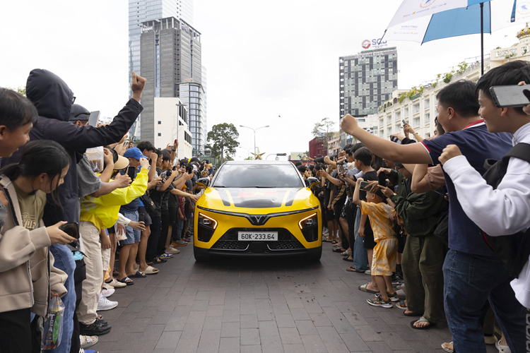 Các thương hiệu Bugatti, Koenigsegg, Lamborghini, McLaren, Rolls- Royce, Porsche… có chủ nhân là các tên tuổi nổi bật và có sức ảnh hưởng lớn đến từ hơn 40 quốc gia – từ ngôi sao âm nhạc, nghệ sĩ nổi tiếng, thành viên hoàng gia, ngôi sao thể thao, game thủ, YouTuber, doanh nhân và nhiều người có sức ảnh hưởng lớn như Maximillion Cooper (nhà sáng lập sự kiện Gumball 3000 người Anh) 