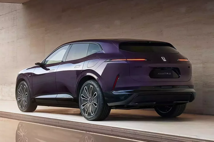 Mặc dù khoang lái và khoang hành khách vẫn được ngụy trang kỹ lưỡng nhưng có thể thấy, Avatr 07 2024 mới sở hữu vô lăng ba chấu đa chức năng đi cùng màn hình thông tin giải trí trung tâm cỡ lớn. Thật không may, những bức ảnh chụp phía sau cung cấp cho chúng ta rất ít thông tin ngoài việc Avatr 07 có sàn phẳng.