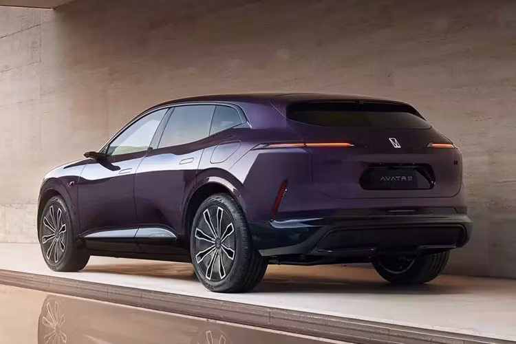 Mặc dù khoang lái và khoang hành khách vẫn được ngụy trang kỹ lưỡng nhưng có thể thấy, Avatr 07 2024 mới sở hữu vô lăng ba chấu đa chức năng đi cùng màn hình thông tin giải trí trung tâm cỡ lớn. Thật không may, những bức ảnh chụp phía sau cung cấp cho chúng ta rất ít thông tin ngoài việc Avatr 07 có sàn phẳng.