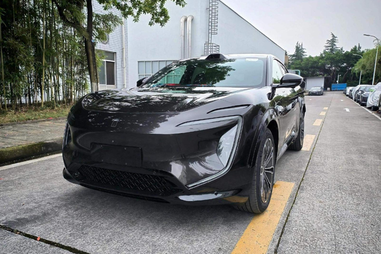 Xe chạy trên bánh xe 21 inch. Nó sẽ có sẵn dưới dạng cả EV đầy đủ và EV mở rộng phạm vi với các phiên bản động cơ kép và đơn có sẵn cho mỗi loại. Phiên bản dẫn động cầu sau chạy hoàn toàn bằng điện có công suất 338 mã lực, còn phiên bản dẫn động 4 bánh bổ sung thêm động cơ 256 mã lực vào cầu trước.