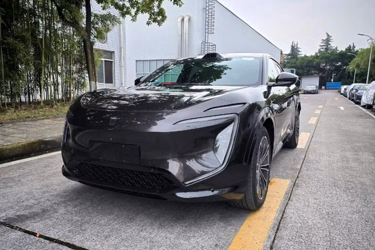 Xe chạy trên bánh xe 21 inch. Nó sẽ có sẵn dưới dạng cả EV đầy đủ và EV mở rộng phạm vi với các phiên bản động cơ kép và đơn có sẵn cho mỗi loại. Phiên bản dẫn động cầu sau chạy hoàn toàn bằng điện có công suất 338 mã lực, còn phiên bản dẫn động 4 bánh bổ sung thêm động cơ 256 mã lực vào cầu trước.