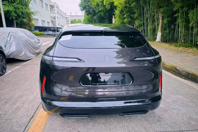 Động cơ 1,5 lít 115 kW của Changan đóng vai trò là bộ mở rộng phạm vi hoạt động. Trong khi đó, có một động cơ 314 mã lực ở trục sau và trong trường hợp dẫn động bốn bánh, có thêm một động cơ 178 mã lực ở phía trước. Dung lượng pin của EREV được báo cáo là 39 KWh cho phạm vi chạy điện lên tới 188 km.